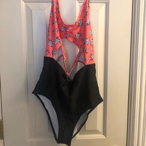 Cupshe bathing-suit (one piece with cutouts)